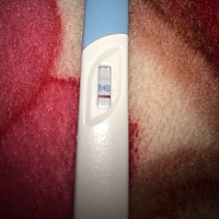 离月经还有三天，今晚试了下试纸，一深一浅，这是怀了吗，有点不相信