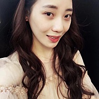 小闺女真的超贴心的，每天不哭不闹的。爱干净的小公主。昨天送妈妈回老家，接老公下班。遇到他们领...