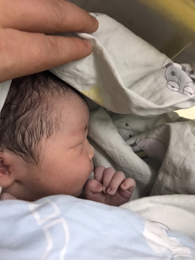 刚刚从产房出来，我只想静静的吃会手指