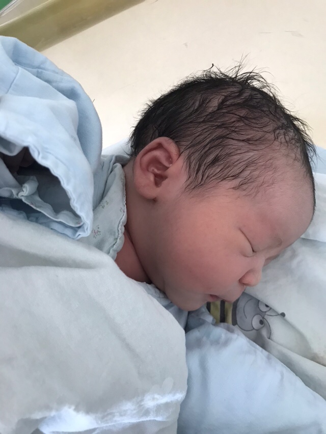 爸比说我的耳朵肉肉的，看着就可以下酒