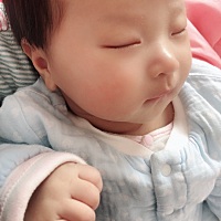 小孩两个月有流口水 舔东西的么