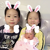 我们家的三胎妹妹，今天出生第九天，哥哥姐姐每天抢着要抱抱😍😍