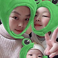 儿子臭美的很，拿手机拍好多照片，女儿2个多月啦，越来越可爱了呢！