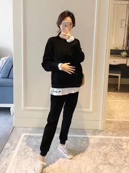 一身黑色帅气休闲，可以说显瘦必备哈哈！