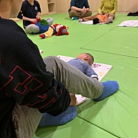 今天是小玉米第一堂早教课，表现真的太好啦。俯卧抬头、抓握、视觉训练都完成得超棒，老师都夸宝宝好聪...