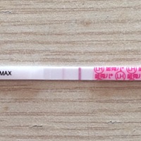 排卵4天了金秀儿的排卵试纸还有粉印，为什么没有变白板