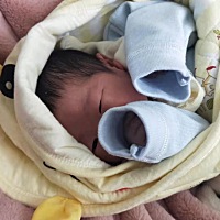 8天宝宝睡着后会大声的哼哼唧唧，表情很痛苦。呼吸声很快，请问有经验的宝妈我家宝宝怎么了