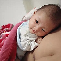 趴在他爸爸身上好像很舒服呢😄