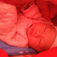 我家宝宝生下来7.6斤，是剖腹产痛的要人命啊，现在宝宝好可爱