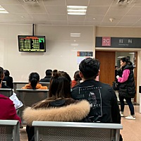 等待产检的时候 上次检查医生说孕酮低，吃了半个月的保胎药 今天再来检查下才安心