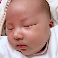 有两个月的宝宝就不吃夜奶的吗？我家这个晚上1点才睡觉，半夜迷迷糊糊嗯嗯唧唧的也不吃奶就又睡着了，直...