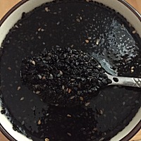 月子第八天，还是每天一碗芝麻水，感觉人都要变黑了，你们的月子是不是也这样呢？