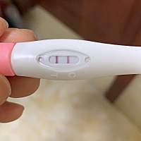 2.26号同房，5号测没怀孕，18号两条杠，18号体检子宫未见异常，左侧有囊肿，害怕宫外孕……