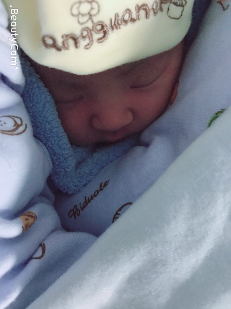 这是出生了医生抱给我的第一次见面