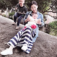 只有出去玩才带带小家伙，在家都是我妈妈带他，小家伙摊上我这个超级没耐心的妈妈也是醉了，大的是我姐...