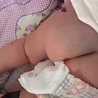 娃他奶奶 你是急着弄啥、我就吃顿饭的功夫 你抱会娃 换个尿不湿 也能给娃换成这个样子😂 穿尿不湿只穿...