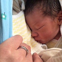 老妈不给玩手机  亲爱的们来不及给你们一个个报喜  40周➕5天疼了两天三夜  催产素疼了好几个小时  不给...