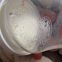 宝宝喝牛奶奶瓶鼓好多泡泡这是怎么回事？