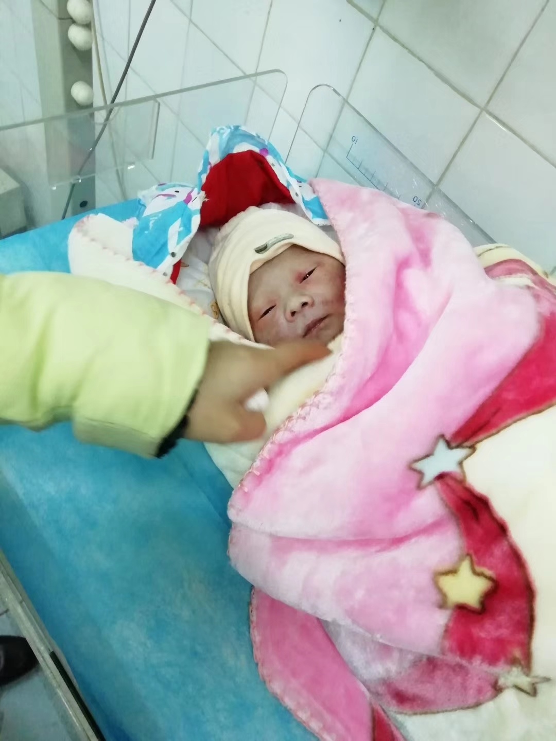 历尽千辛万苦终于来到了妈妈身边，第一眼看你时妈妈好激动，那一刻感觉所受的痛都值了，虽然你看起来有点丑，但在妈妈眼里你最好看