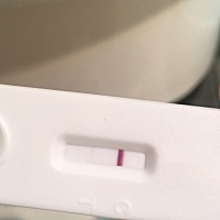 月经推迟3.天 胸涨 测出来很浅很浅