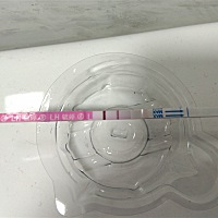 我准备备孕的，各位支支招，昨天是排卵日，这是今天测到的，同房还能怀孕吗？这样是怎么看呢？第一次用...