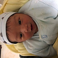 一直担心宝宝像他爸爸 有点黑 没想到越来越白啦 开心😃