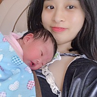 因为奶水太多堵奶，胸里面有一个硬块有点不对劲，昨天去医院检查发现是乳腺炎了，然后就挤奶做治疗，真...