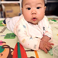 我家宝宝四个多月了，从出生后，我就一直很忙，现在有空发发动态，我是剖宫产，男宝宝，8斤三两，大出血...