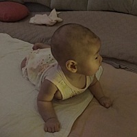 大早晨5点半就不睡了，开始自己翻身然后一直趴着往前挪动，往前爬不动就转圈爬……不到三个月的孩子，这...