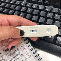 2.15末期大姨妈 前2天测的 眼花哈哈 有姐妹帮忙看一下嘛 大姨妈到今天都没来 目前体温持续高温中