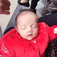 两姐弟长的像吗，上面两张姐姐一个月的时候，下面一张弟弟7天的时候 姐姐满月的时候 弟弟出生第7天