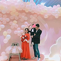 宝贝，妈妈为你搭建了一个童话世界，愿你一辈子无忧无虑！妈妈愿用一生呵护你爱你疼你，护你一世周全！[...