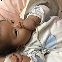 白天到晚上十一点前都给公婆带着 没住一起就没给她吃母乳 晚上带回来睡觉才喂 今天突然就不吃了只喝奶瓶...
