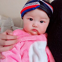 宝宝马上四个月了，白天基本上三个小时吃一次母乳，晚上也是三小时吃一次，没有睡过长觉，昨天打预防针...