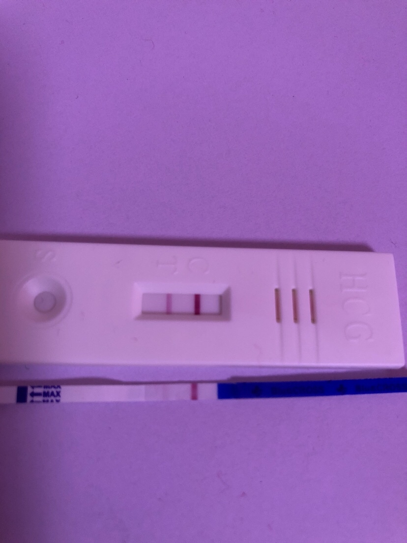 一个显示明显，一个若有若无，结婚快1年啦，这是怀孕没怀孕～