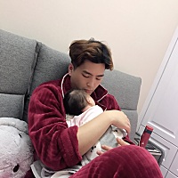 爸爸太谨慎了，宝宝吐点奶都要怪我没照顾好🙃