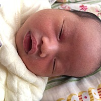 出生到现在第七天上眼皮一块红红的 一直红没有消退的迹象 有没有同款宝妈啊😫😫哭闹的时候整个zh