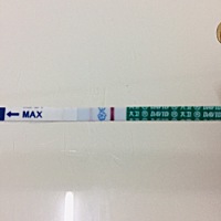 请问这是有了吗，今天月经推迟第一天，图一昨天测的，图二今天早上刚测的