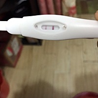 宝妈们、帮忙看下这是有了吗，昨天晚上测的，姨妈推测了一个星期了