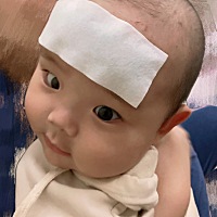 小玉米人生中第一次发烧37.7度，虽然提前了解出牙的时候也会伴随着发烧，但摸着他滚烫的小手还是心疼的...