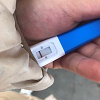 这个是验孕棒自带的杠吗 ？？ 是本身的水印吗？请大家帮我看看。😰 有没有怀孕啊 ？遇到过这种情况的...