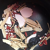 各位，请问这些补品炖汤能吃吗？