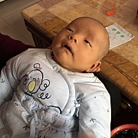 今天宝宝剃头发了，没头发还真不习惯