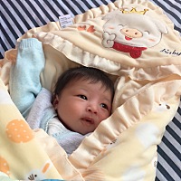 宝宝满月可以去拍照片，是不是太小了