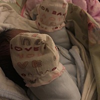 有没有同款宝宝 睡觉喜欢举着手臂 这样随她好不好？