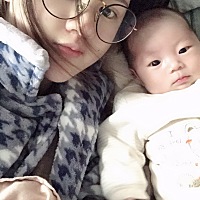 带宝宝也是一样辛苦的，还在月子里。