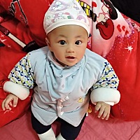 宝宝五个多月了，这几天晚上每次一醒就哭，醒了之后喂饱又哭，拍他也哭，摸他头也哭，有时开灯不哭了放...