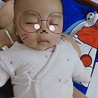 穿粉粉衣的小小迪😂😂头胎买了好多粉色衣服，期待着小公主的到来，谁知来了个小帅哥☺☺