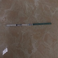 上个月15号来大姨妈推迟9天了但是测还是白板最近就是胸涨胸痛是怎么回事要去验血吗？孕妈们好着急啊