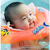 宝宝最爱的运动就是每周游泳